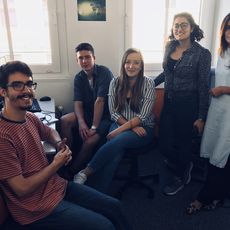 Luís, Julius, Sofie, Sonia und Projektleiterin Gratiella Hennig