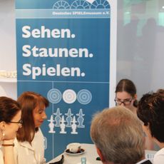 An der SPIELbar des Deutschen SPIELEmuseums konnten Spiele der Initiative "Spielend für Toleranz" gespielt werden. Auch die Staatsministerin beteiligte sich an der Aktion und spielte das Spiel Qwirkle.