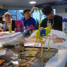 Beim Upcycling-Workshop wurden aus vermeitlichem Müll Schmuck und Portemonnaies gebastelt