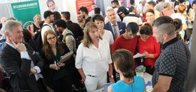 Staatsministerin Petra Köpping eröffnete die Messe und führte anschließend Gespräche mit den AustellerInnen.